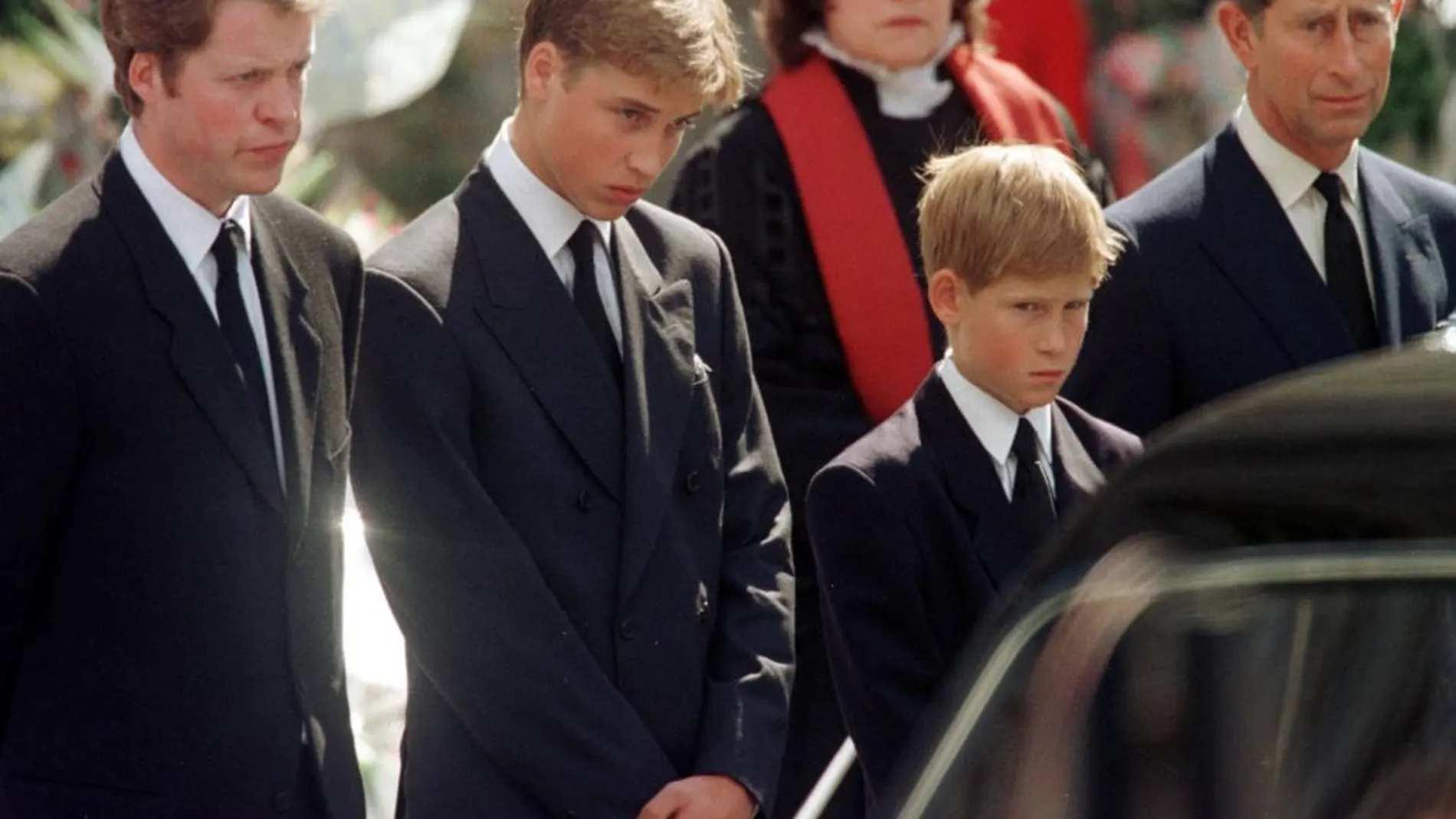 El príncipe de Gales con sus hijos durante el funeral