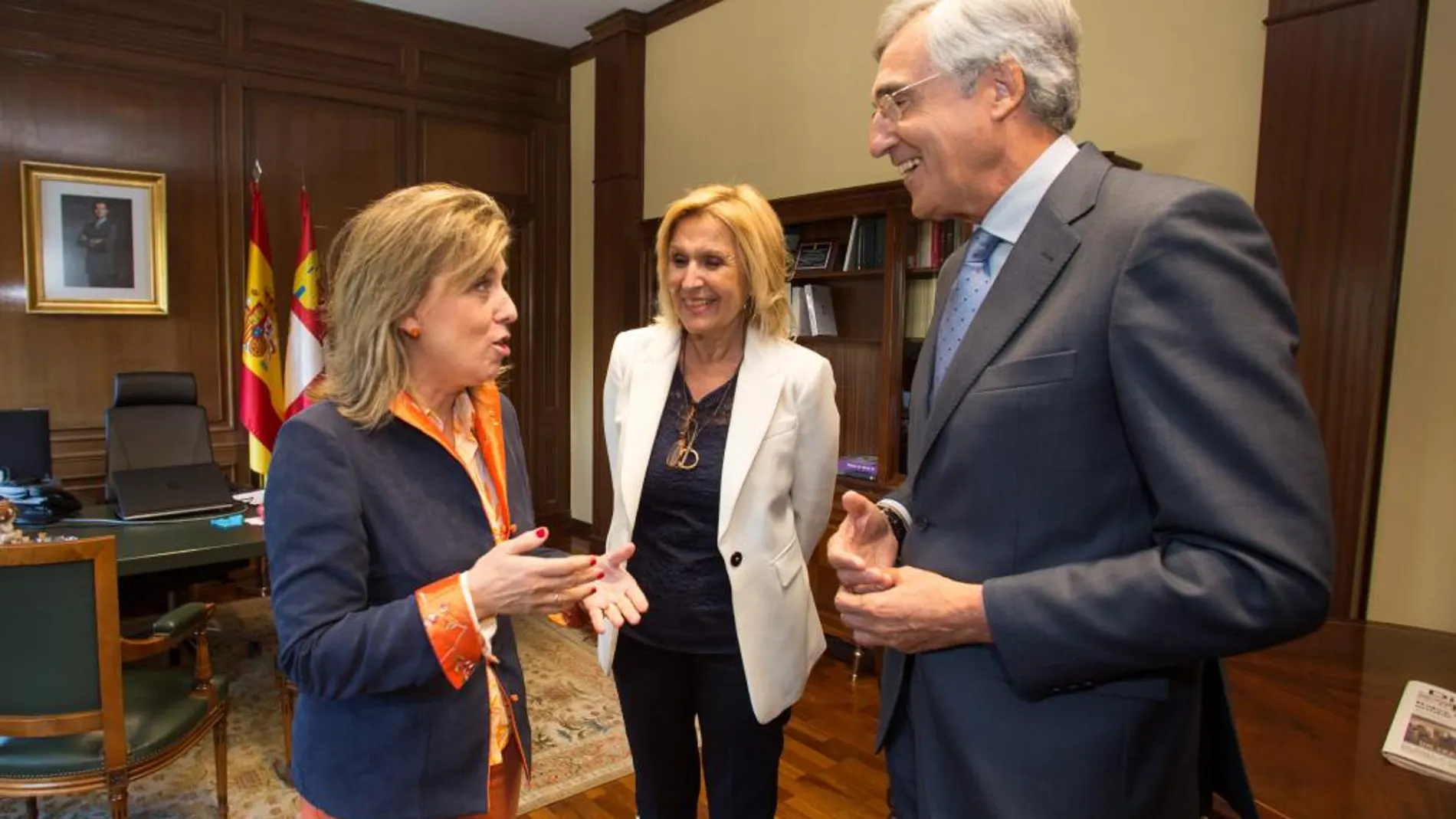 María josé Salgueiro conversa con el alcalde de Ávila, José Luis Rivas, en presencia de María Ángeles Ortega