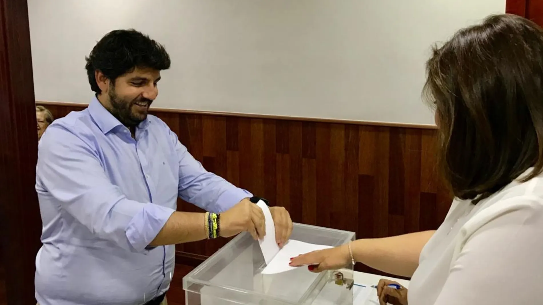 El presidente del PP regional y de la Comunidad, Fernando López Miras, votó ayer en la sede de Lorca, su pueblo natal