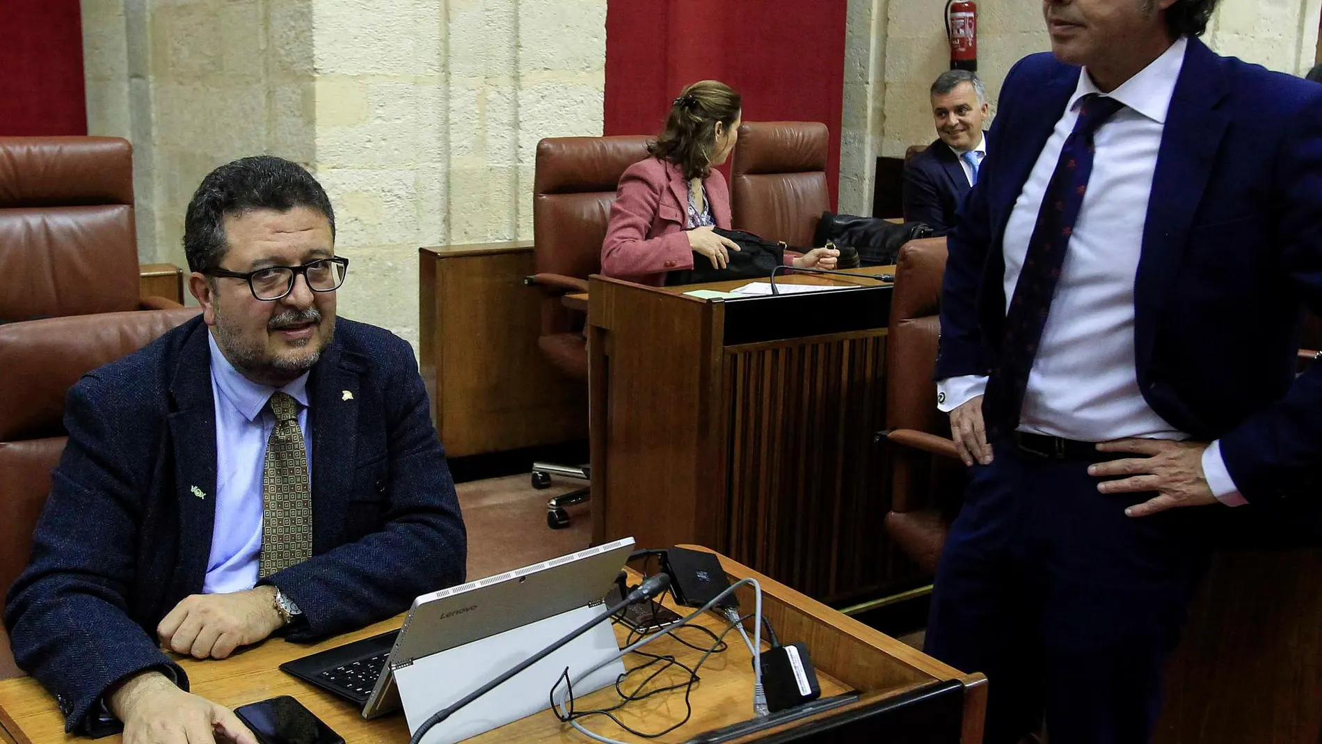 El presidente del Grupo Parlamentario Vox, Francisco Serrano, y el diputado Benito Morillo / Foto: Manuel Olmedo