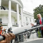 Donald Trump habla para la Prensa en las puertas de la Casa Blanca