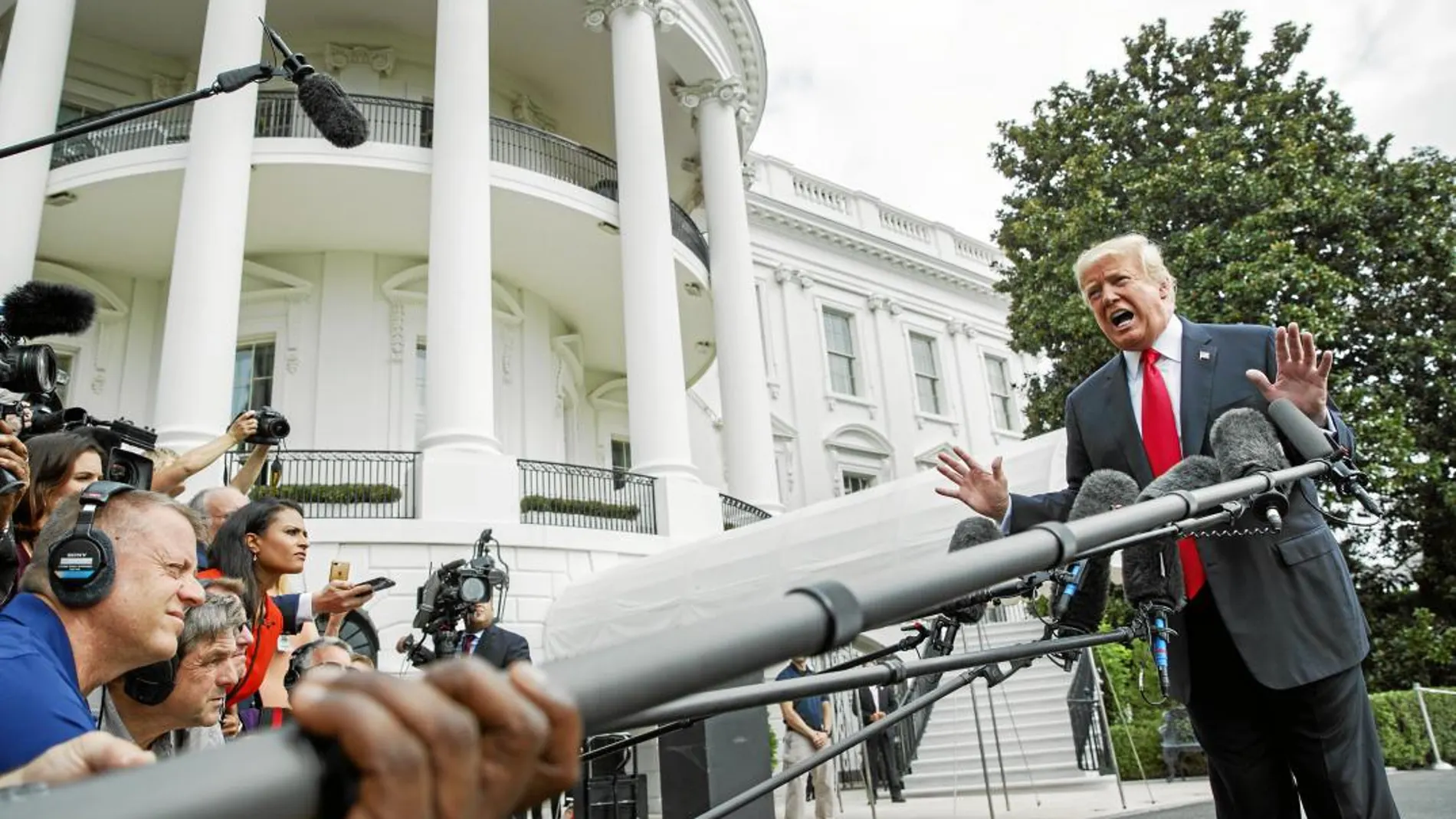 Donald Trump habla para la Prensa en las puertas de la Casa Blanca