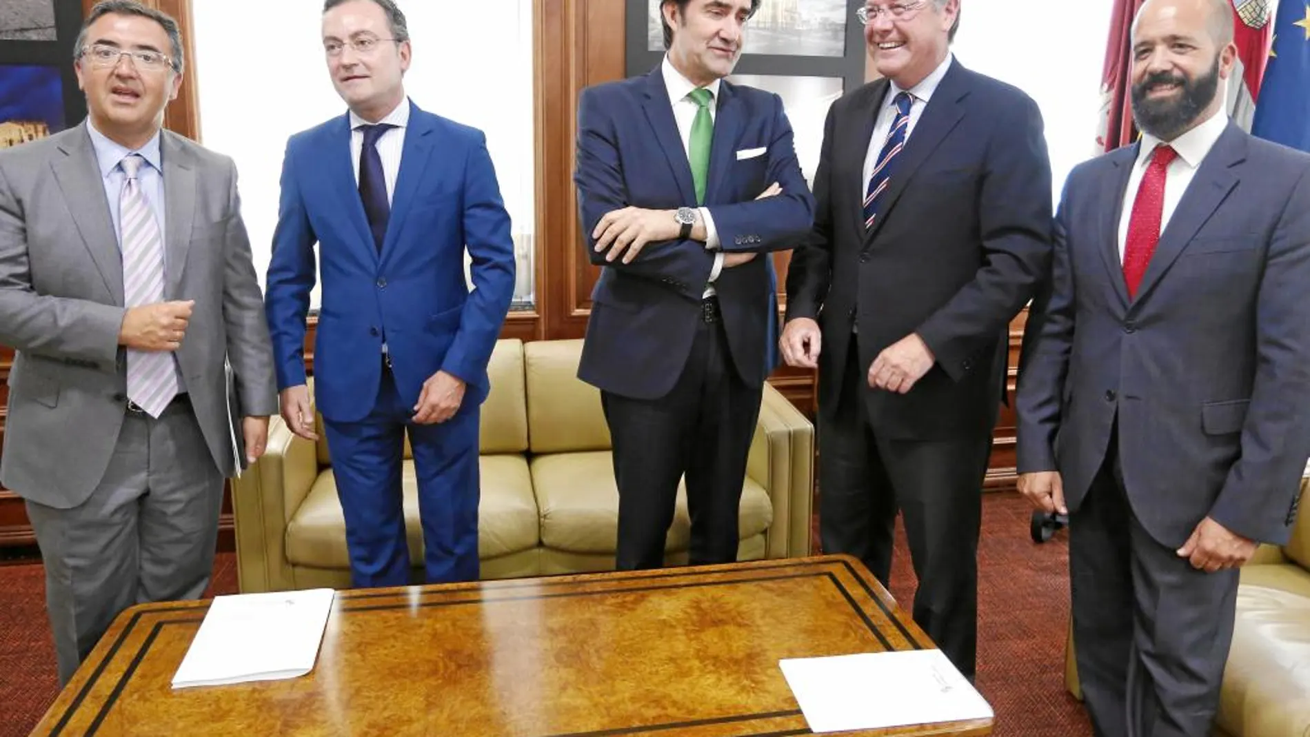 Juan Carlos Suárez-Quiñones junto a Antonio Silván, Ángel M. Marinero, Hugo Manzano y Fernando Salguero