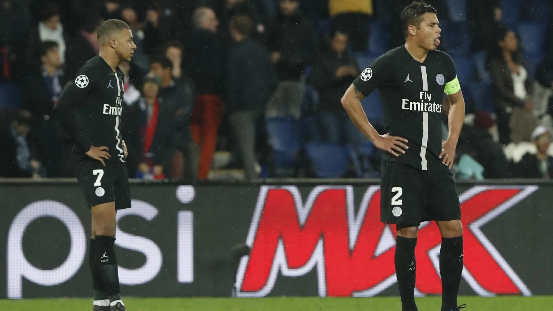 Mbappé y Thiago Silva se lamentan tras la derrota frente al Manchester United