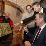 El alcalde de León, Antonio Silván, asiste a la presentacón del nuevo proyecto de HP en León consistente en una aplicación del Grial digital en 3D, junto al director de HP León, Miguel Ángel Turrado