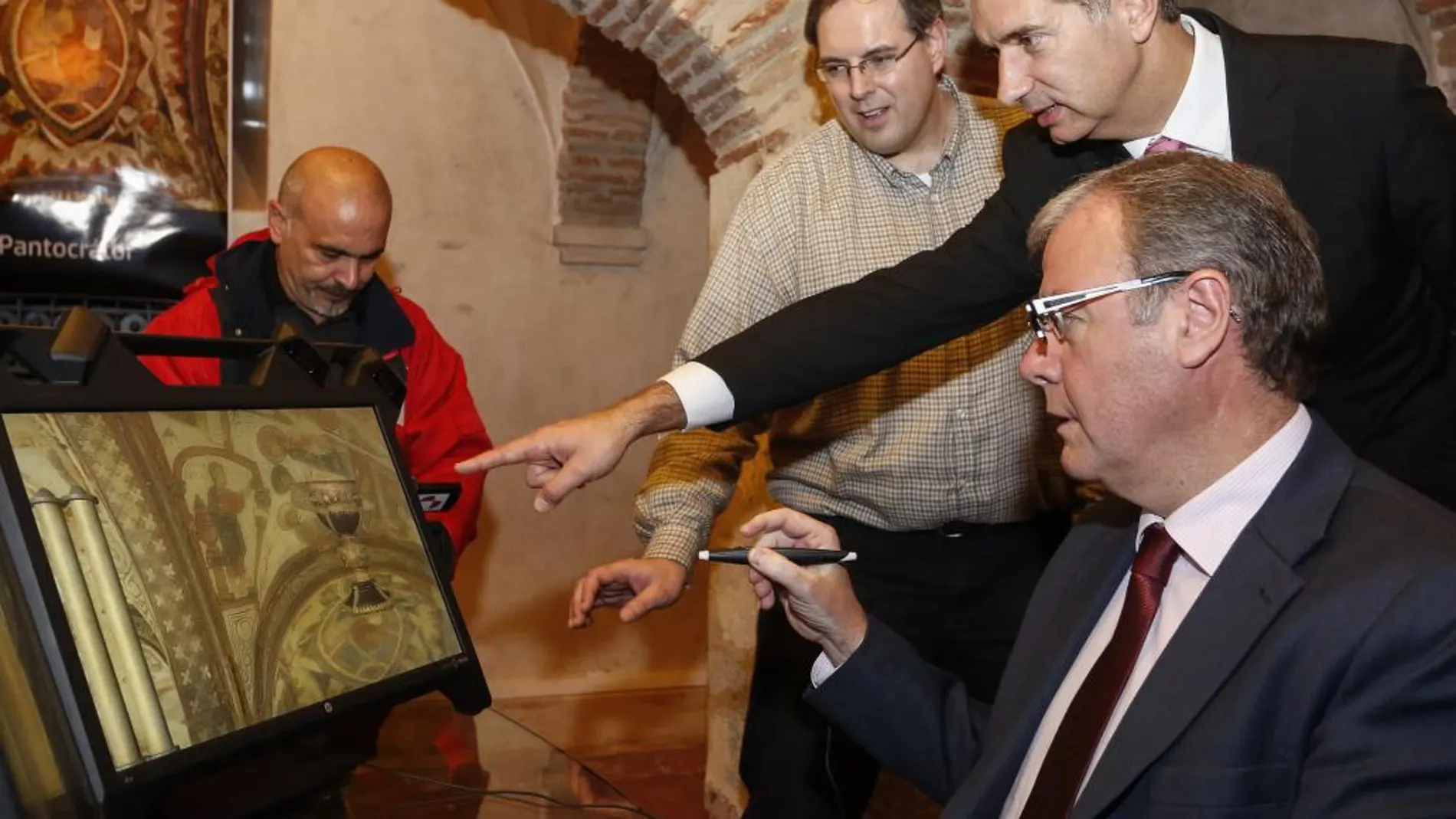 El alcalde de León, Antonio Silván, asiste a la presentacón del nuevo proyecto de HP en León consistente en una aplicación del Grial digital en 3D, junto al director de HP León, Miguel Ángel Turrado