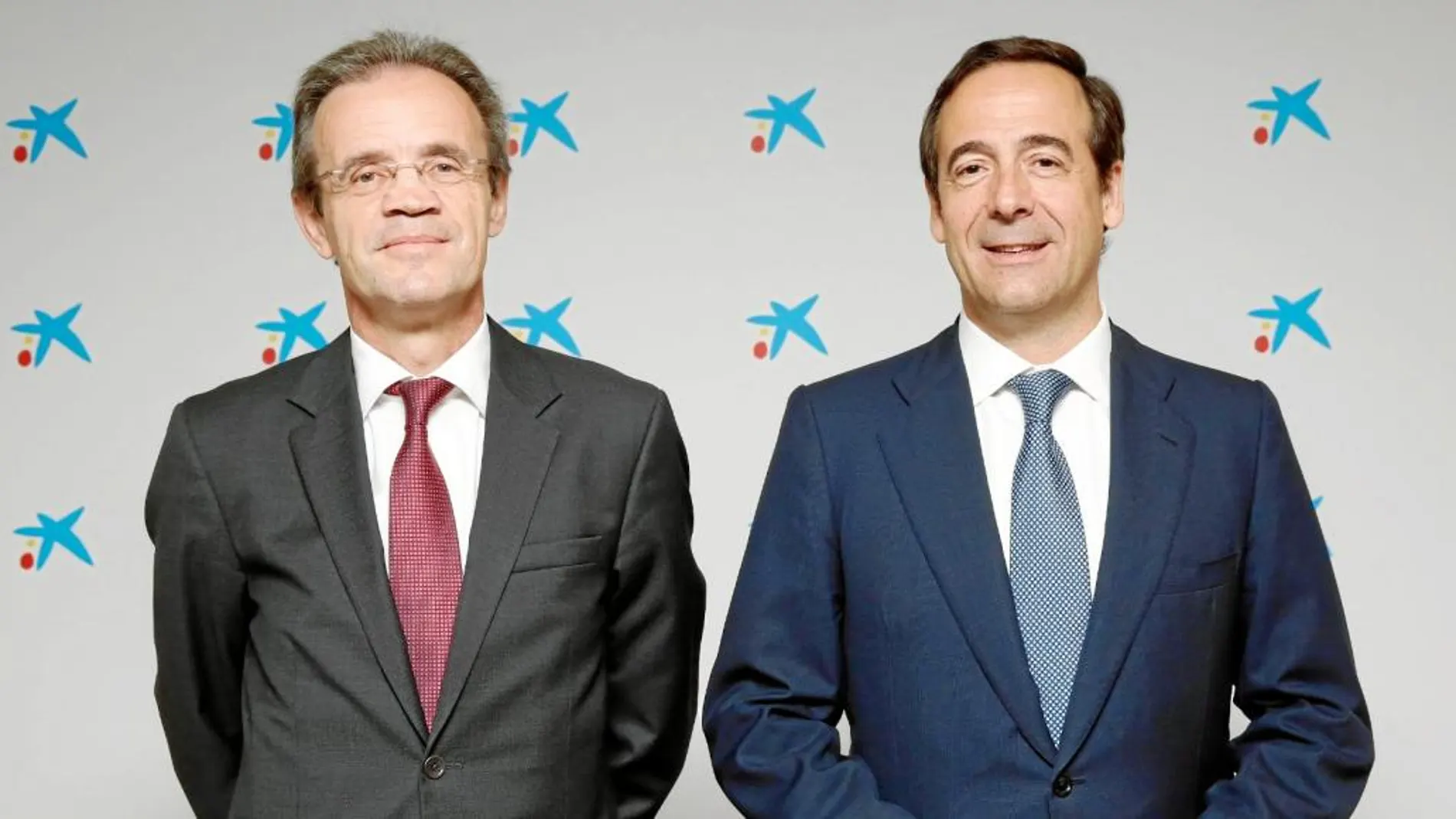 El presidente de CaixaBank, Jordi Gual, junto al consejero delegado, Gonzalo Gortázar