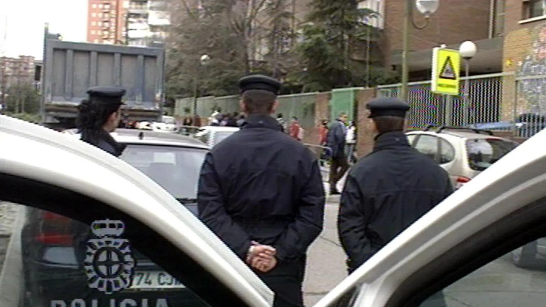 Policías en un instituto de Madrid