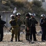 Soldados israelíes se enfrentan a un grupo de palestinos ayer, en Cisjordania, ayer