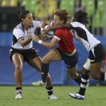Las jugadores de Fiji, Rebecca Tavo y Ana Maria Roqica tratan de parara a la española Barbara Pla, durante el partido