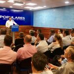 El presidente del PP regional y del Gobierno murciano, Fernando López Miras, anoche durante su reunión con los compromisarios de Murcia