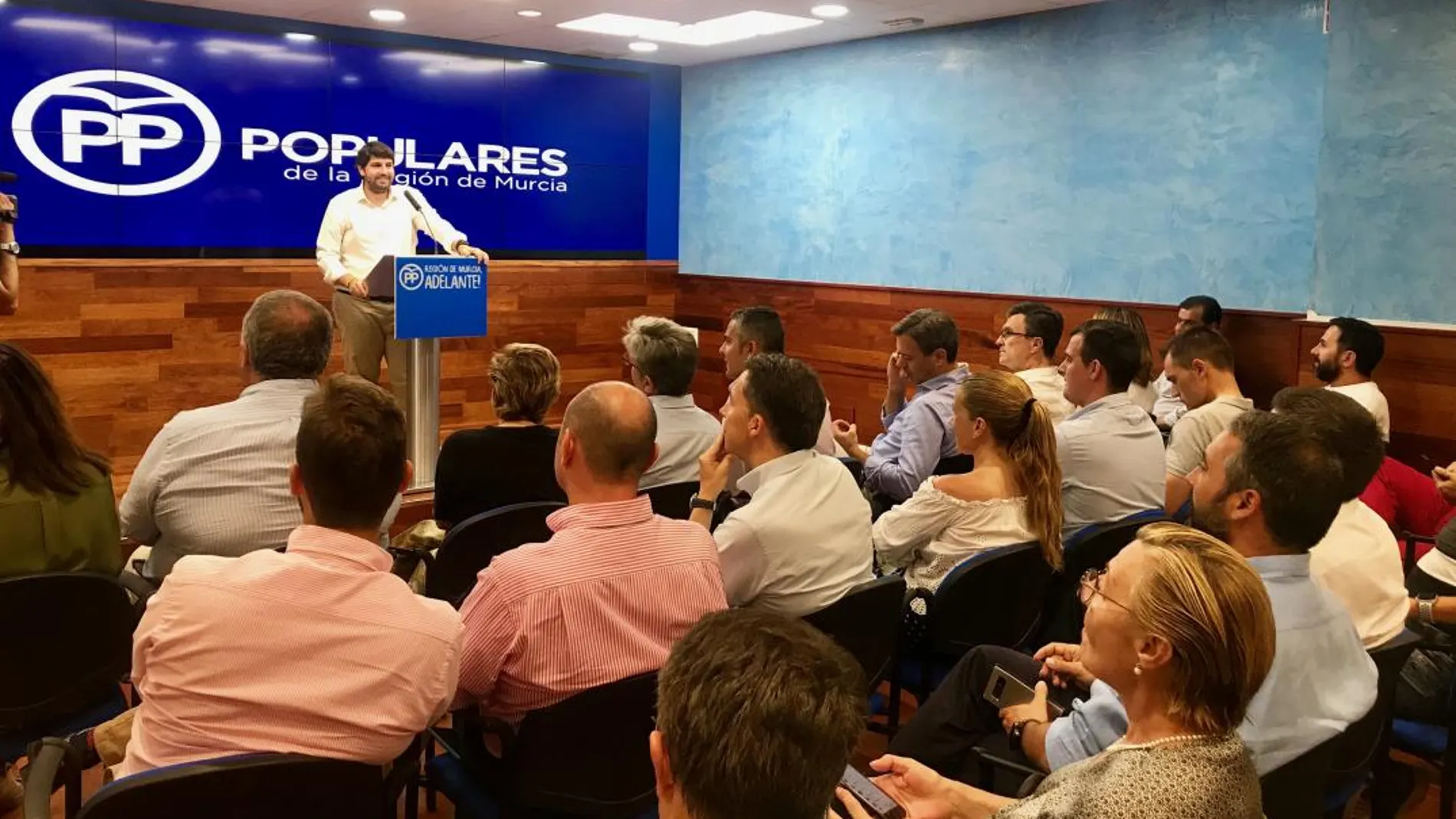 El presidente del PP regional y del Gobierno murciano, Fernando López Miras, anoche durante su reunión con los compromisarios de Murcia