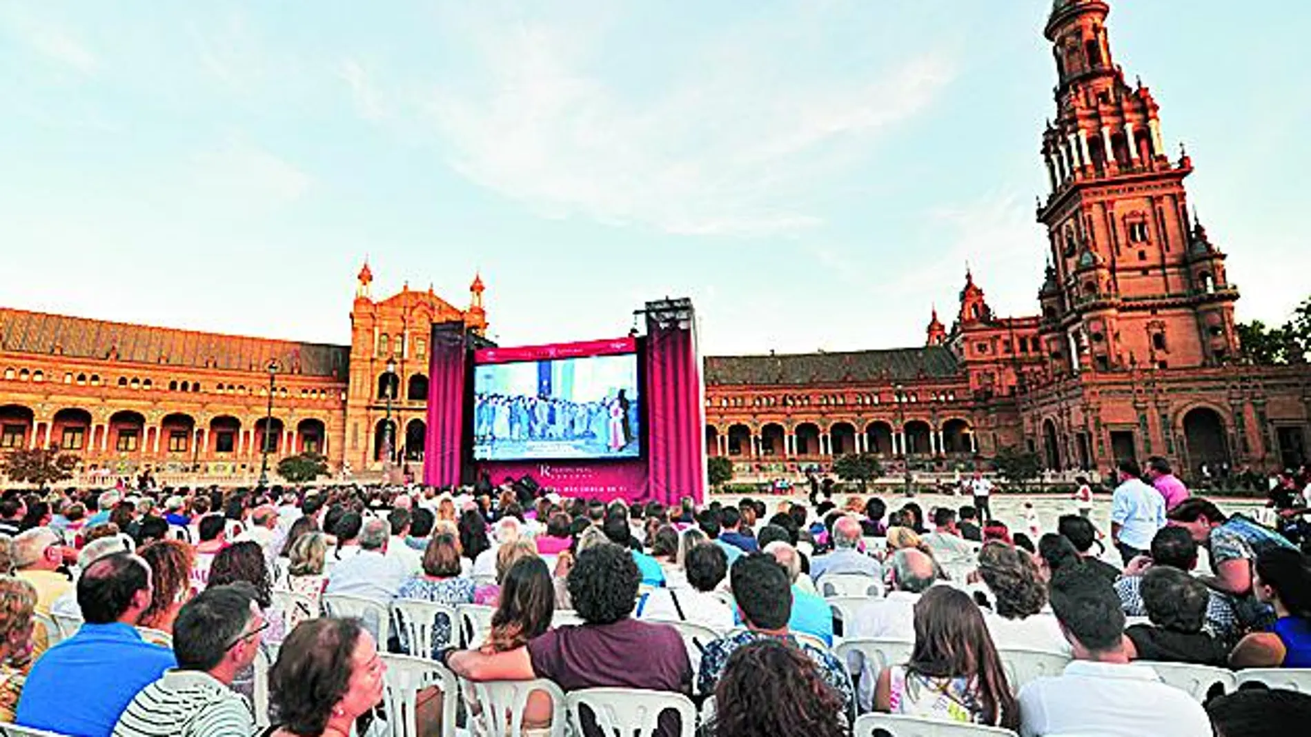 En la Plaza de España de Sevilla se instalaron 2.000 sillas para el evento.