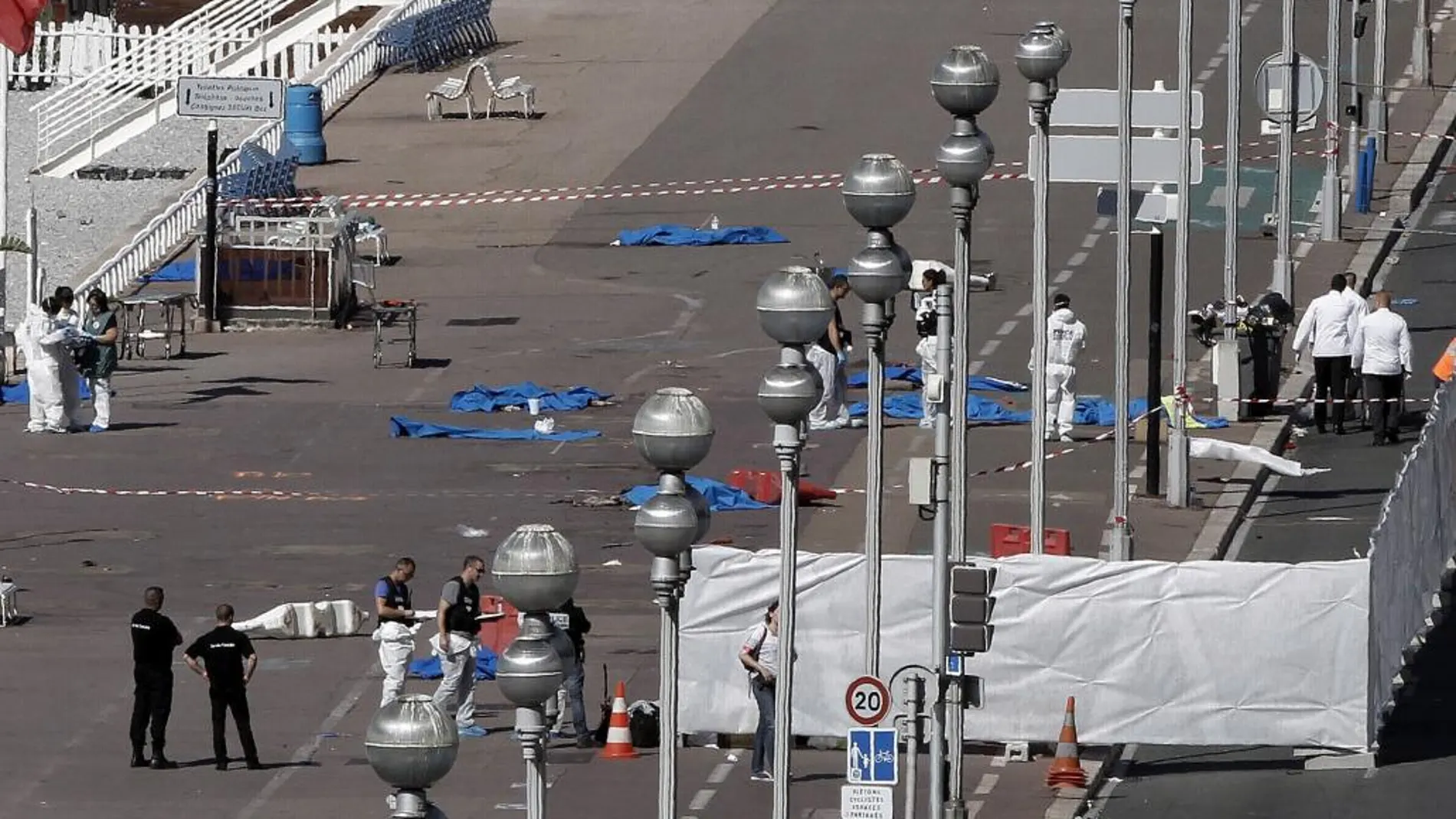 Investigadores de la policía en el Paseo de los Ingleses, al día siguiente del atentado
