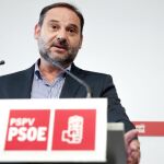 El secretario de Organización del PSOE, José Luis Ábalos, durante la rueda de prensa que ha ofrecido este mediodía.
