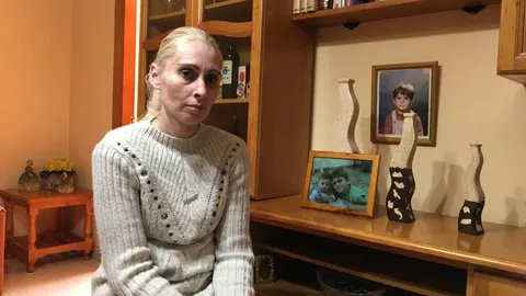 Ithaisa Suárez, madre de Yéremi, en su casa junto a varias fotos de su hijo