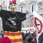 Más de 1.000 funcionarios se manifiestan ante la Generalitat contra los recortes, ayer