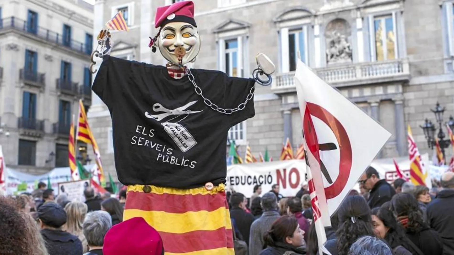 Más de 1.000 funcionarios se manifiestan ante la Generalitat contra los recortes, ayer