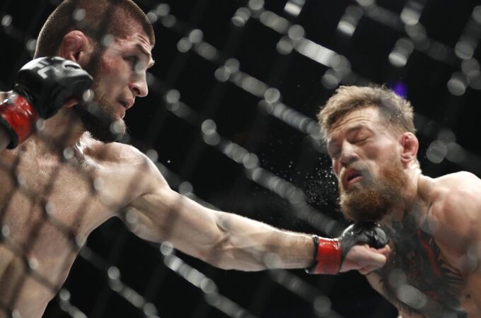 Momento en el que Nurmagomedov golpea en la cara de McGregor