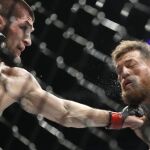 Momento en el que Nurmagomedov golpea en la cara de McGregor