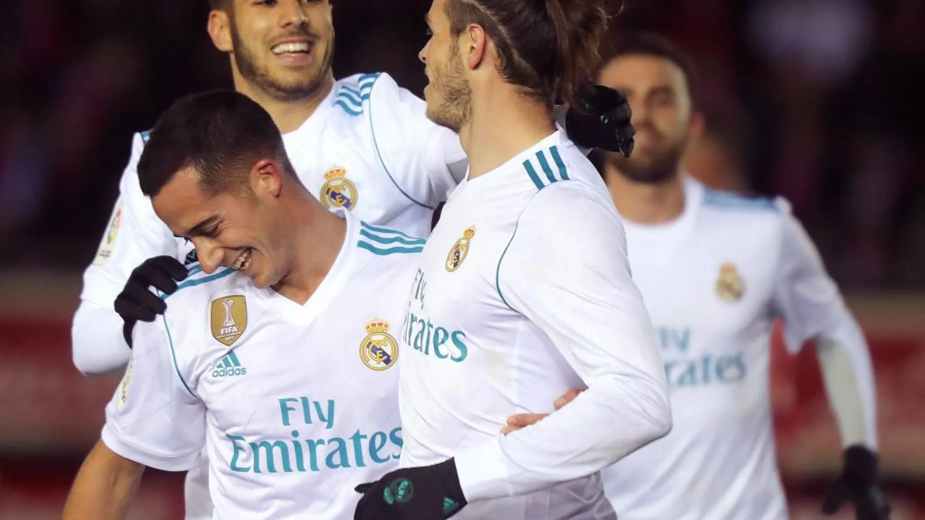 Los jugadores del Madrid celebran el tanto de Gareth Bale