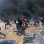 Miembros de las tropas israelíes emplean granadas de gas para dispersar una manifestación en la franja de Gaza / Reuters