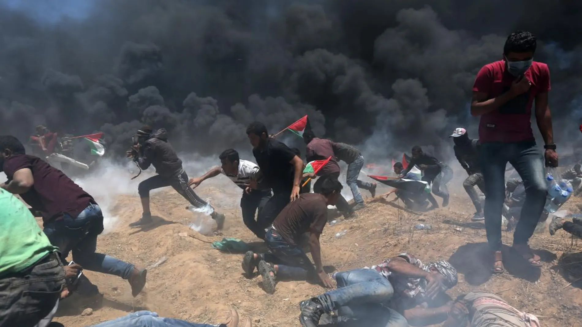 Miembros de las tropas israelíes emplean granadas de gas para dispersar una manifestación en la franja de Gaza / Reuters