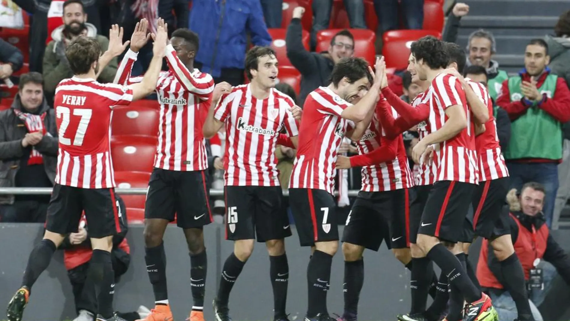 Los jugadores del Athletic de Bilbao celebran el segundo gol ante el Celta, durante el partido