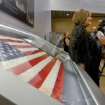Shirley Dreifus, propietaria del yate donde se encontraba originalmente la bandera, posa con ella en el museo del 11-S