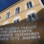 Una piedra situada ante la casa natal de Hitler en la que se puede leer: "Por la pac, la libertad y la democracia, nunca más al fascismo. Millones de muertos están alerta".
