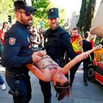 Activistas de Femen irrumpen con el pecho descubierto en un acto de Vox en Madrid