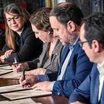 Firma del acuerdo entre Colau y Junqueras