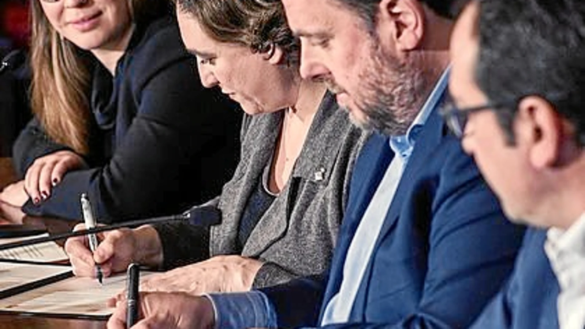 Firma del acuerdo entre Colau y Junqueras