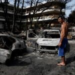 Un residente observa el estado en que han quedado varios coches calcinados tras el paso de las llamas por Mati, barrio del noreste de Atenas (Grecia) / Foto: Efe