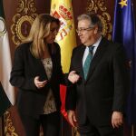 La presidente de la Junta, Susana Díaz, junto al ministro José Ignacio Zoido, ayer en San Telmo