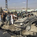 Oficiales afganos inspeccionan el lugar donde se ha producido una explosión en Kabul (Afganistán)