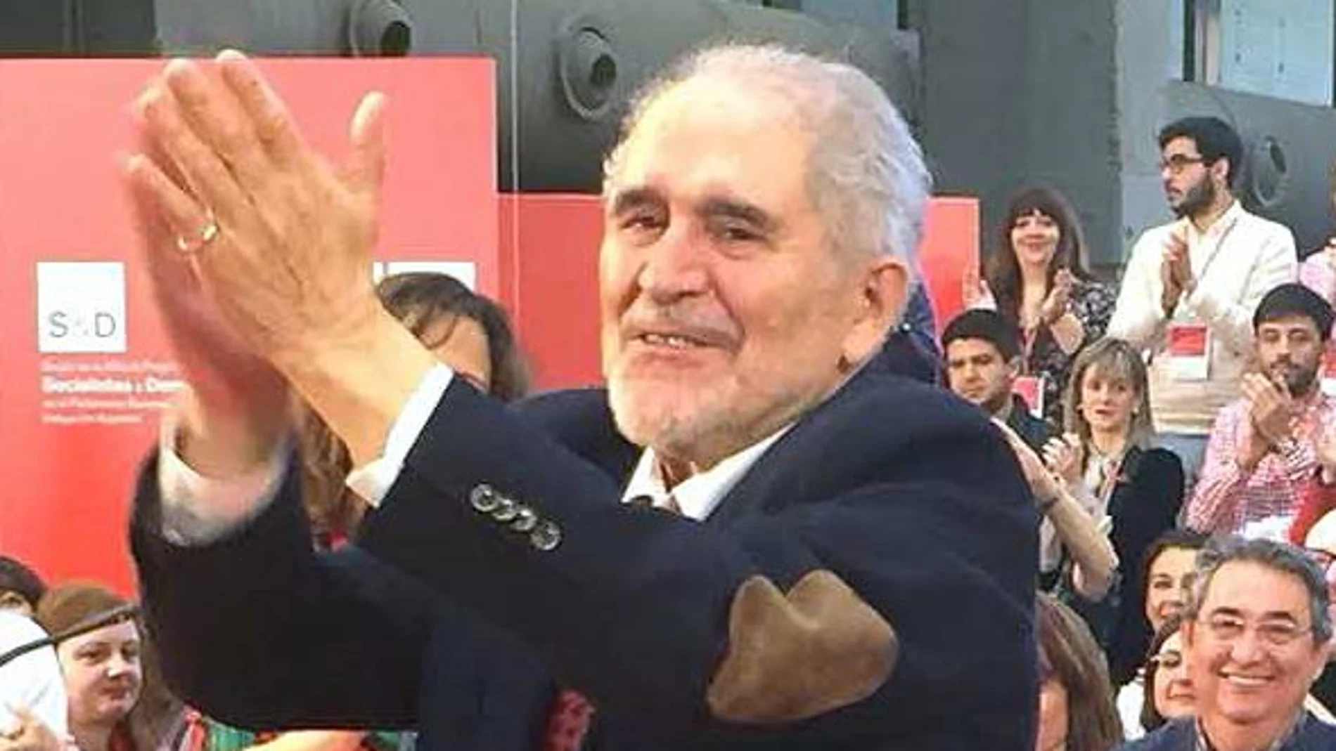 El primer presidente de Castilla y León de la Democracia, Demetrio Madrid, agradece el reconocimiento a la familia socialista