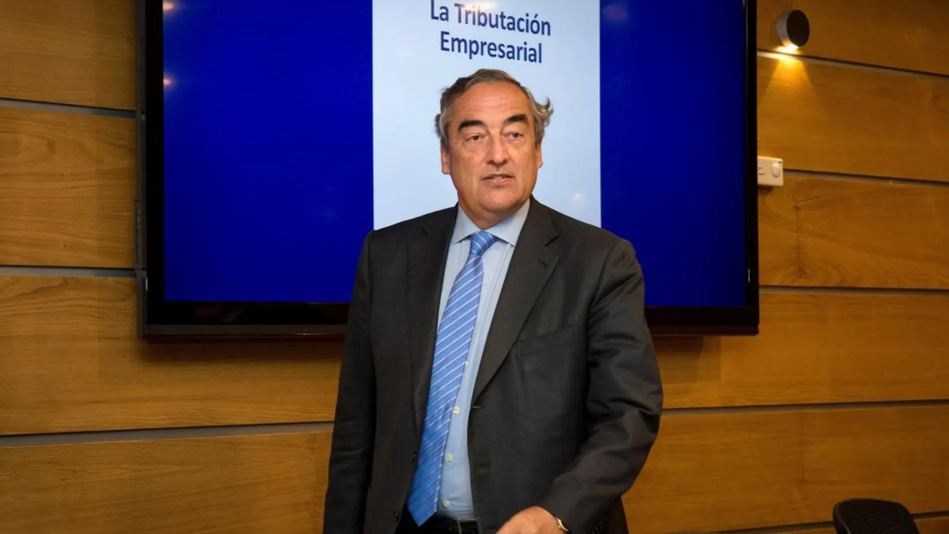 El Presidente de CEOE, Juan Rosell, durante la presentación en rueda de prensa el informe ‘La tributación empresarial en España’ / Foto: Efe