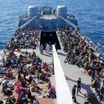 Emigrantes rescatados en aguas libias por un guardacostas el pasado viernes