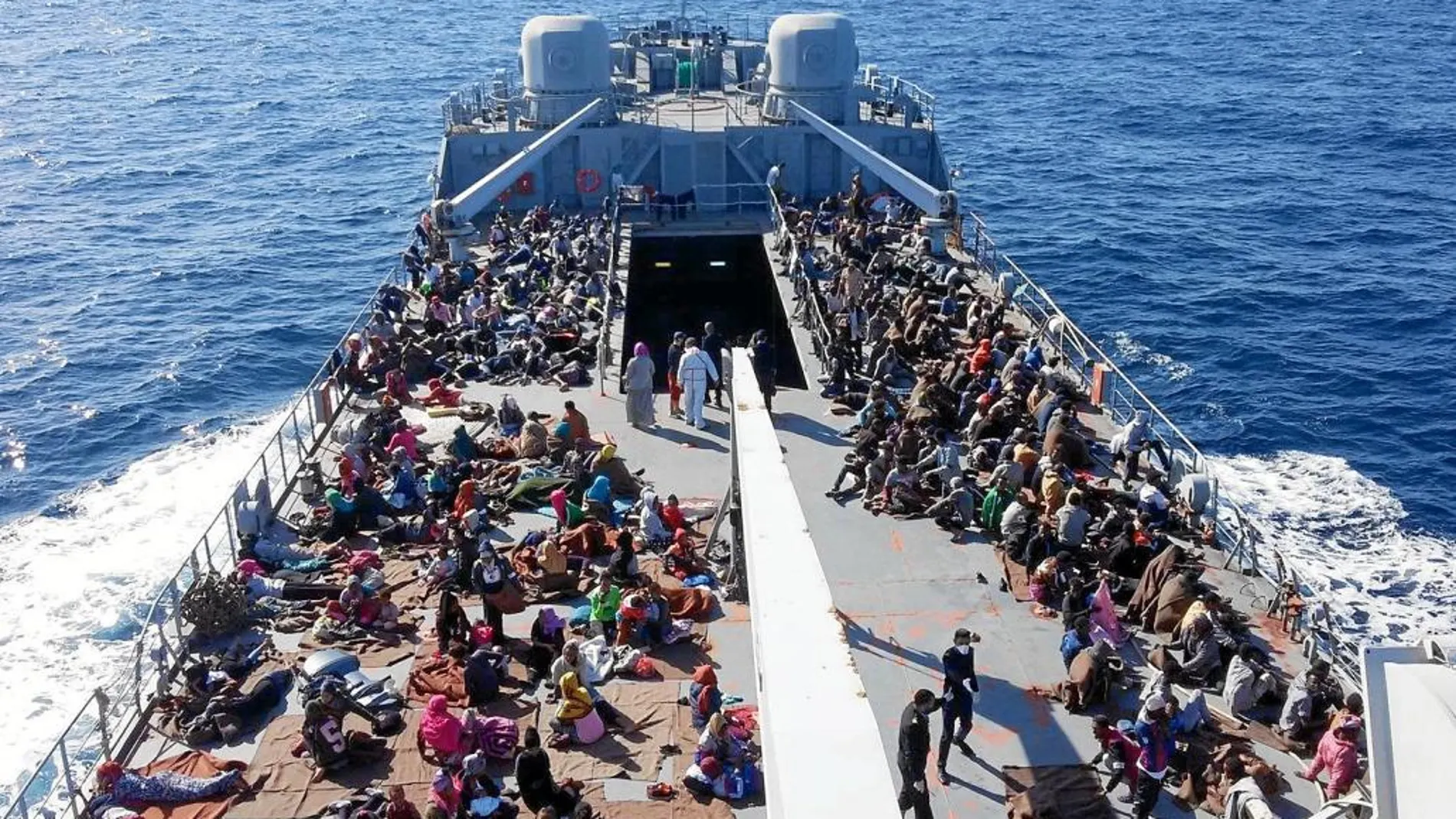 Emigrantes rescatados en aguas libias por un guardacostas el pasado viernes