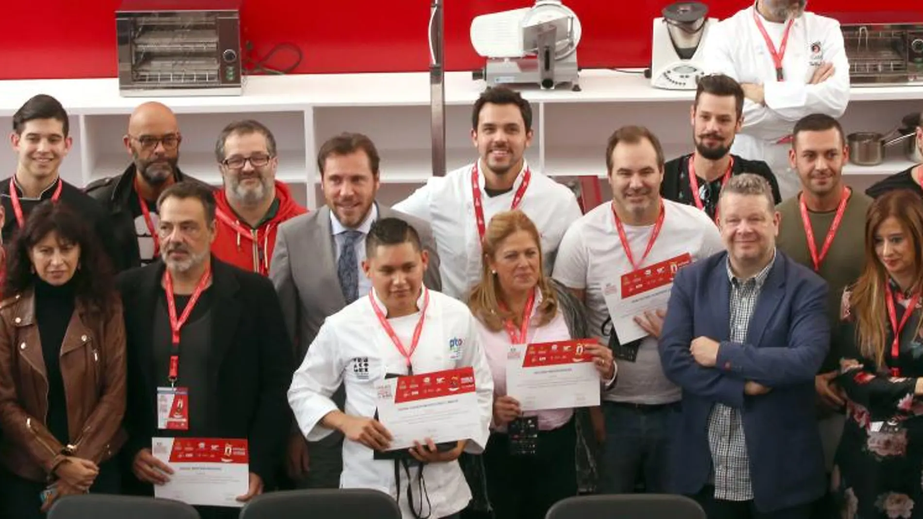 Óscar Puente, Alberto Chicote, Ana Redondo, María José Hernández, entre otros, junto a los participantes en el certamen