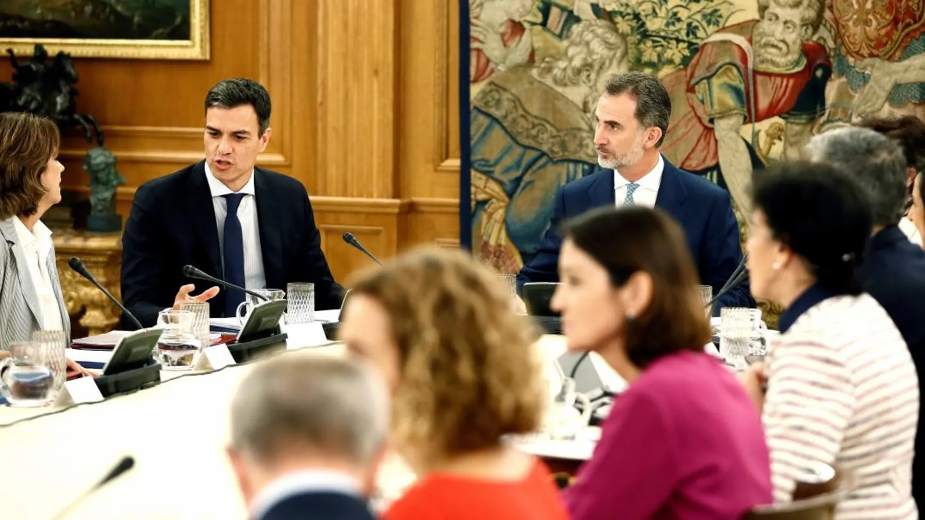 El Rey Felipe VI, junto al presidente del Gobierno, Pedro Sánchez, durante la reunión del Consejo de Seguridad Nacional que tuvo lugar el pasado lunes en el Palacio de la Zarzuela de Madrid / Efe