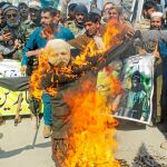 Manifestantes paquistaníes queman una efigie del primer ministro indio, Narendra Modi, en Peshawar