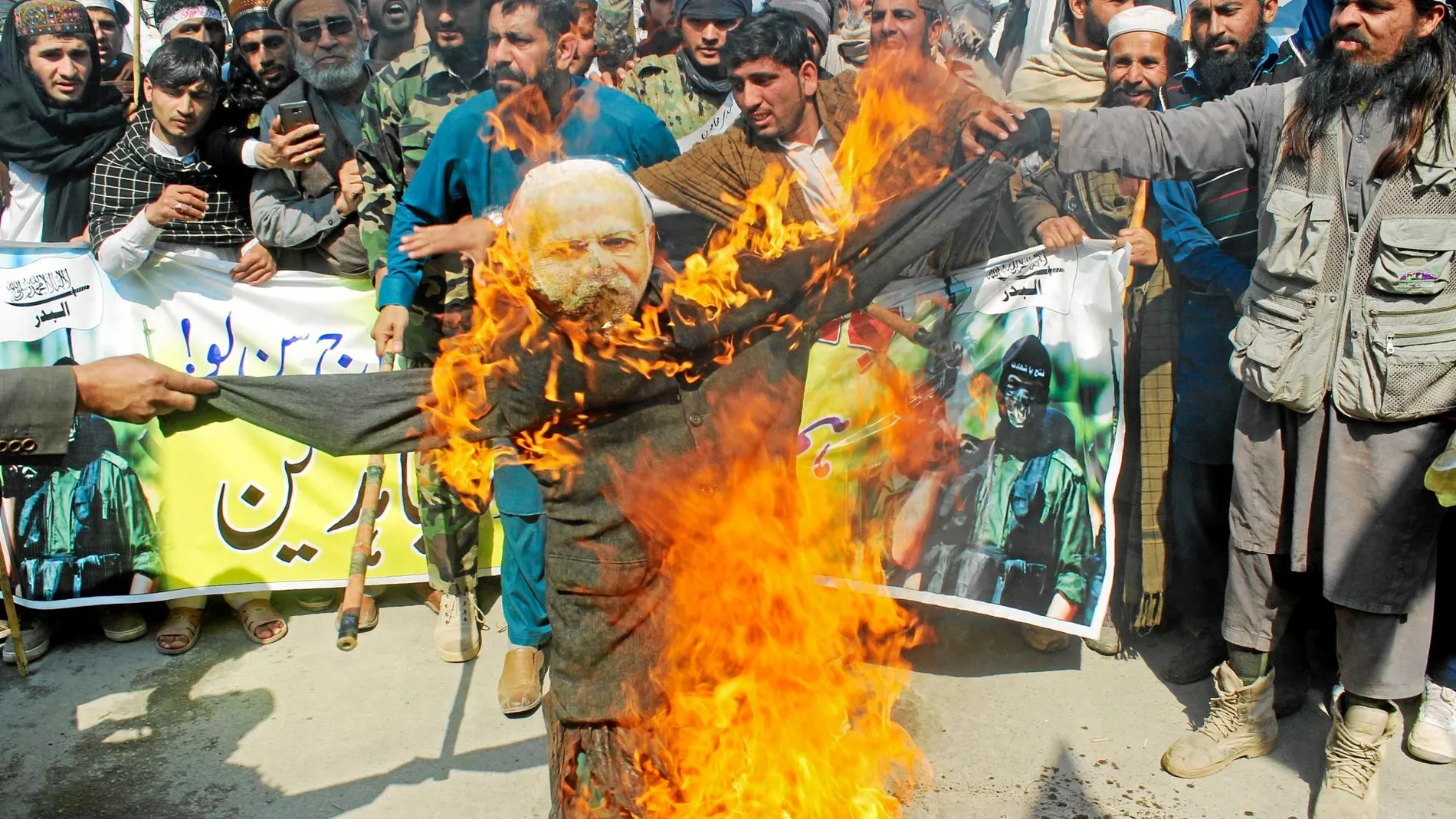 Manifestantes paquistaníes queman una efigie del primer ministro indio, Narendra Modi, en Peshawar