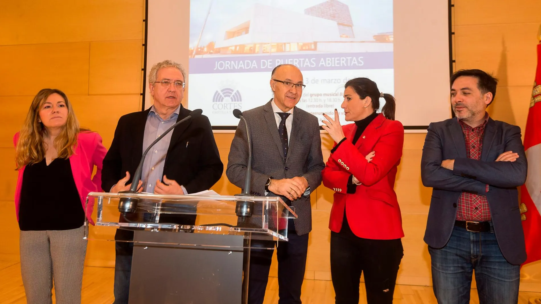 El presidente en funciones de las Cortes, Ramiro Ruiz Medrano, presenta la jornada junto a Ana Sánchez, Belén Rosado, Carlos Chávez y Óscar Reguera