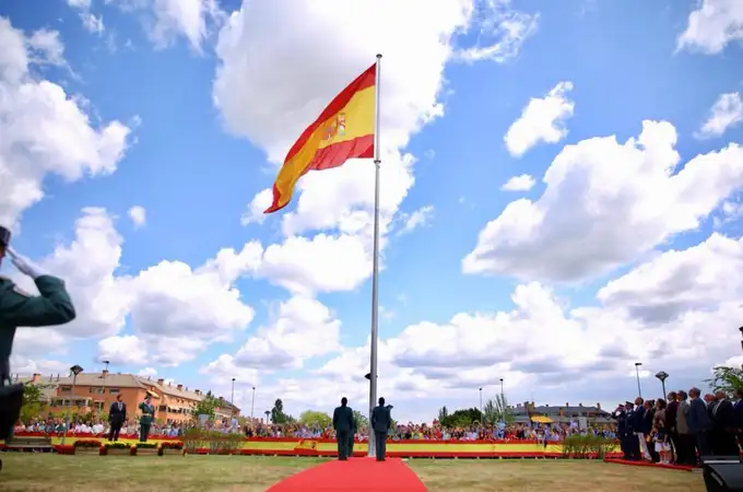 Más de 500 personas asisten al izado de una bandera de España de más de 37 metros cuadrados en Las Rozas