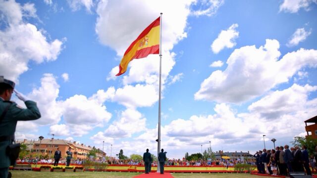 Más de 500 personas asisten al izado de una bandera de España de más de 37 metros cuadrados en Las Rozas