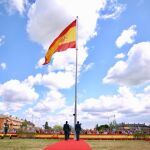 Más de 500 personas asisten al izado de una bandera de España de más de 37 metros cuadrados en Las Rozas