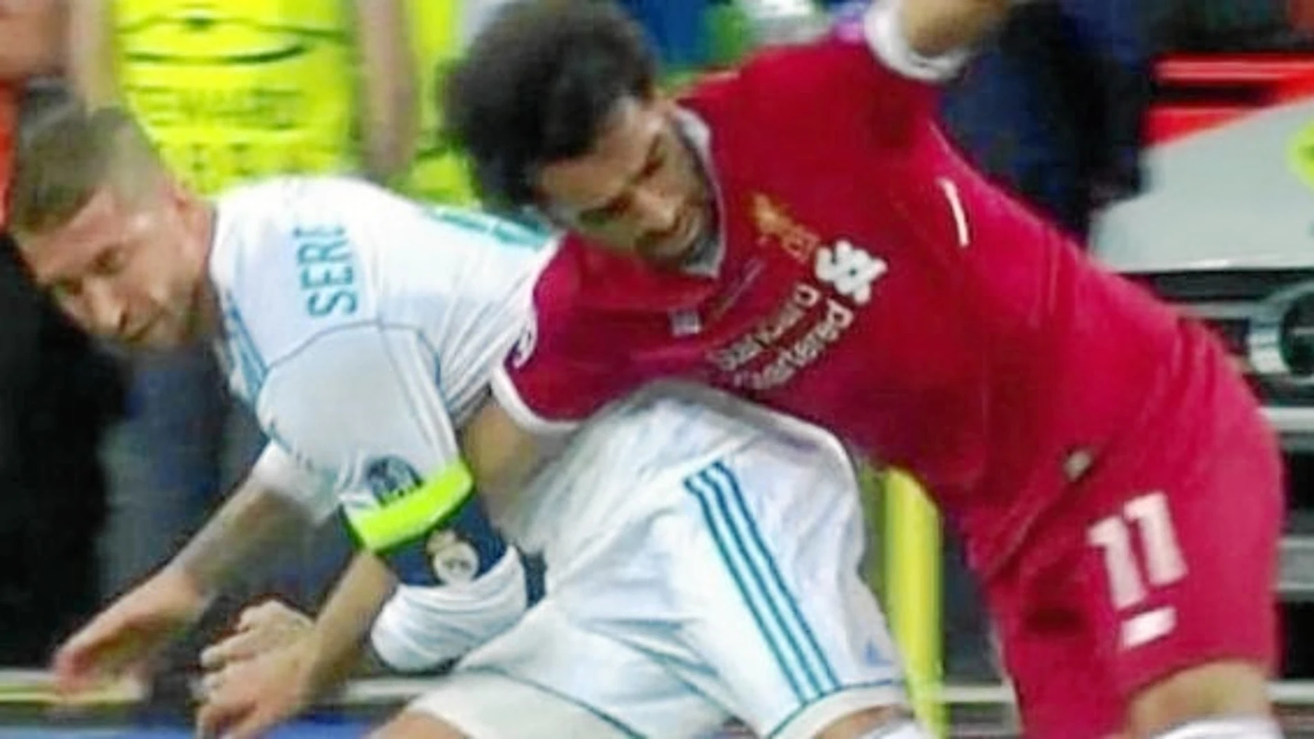Las polémicas: ¿Hay falta y amarilla de Ramos a Salah?