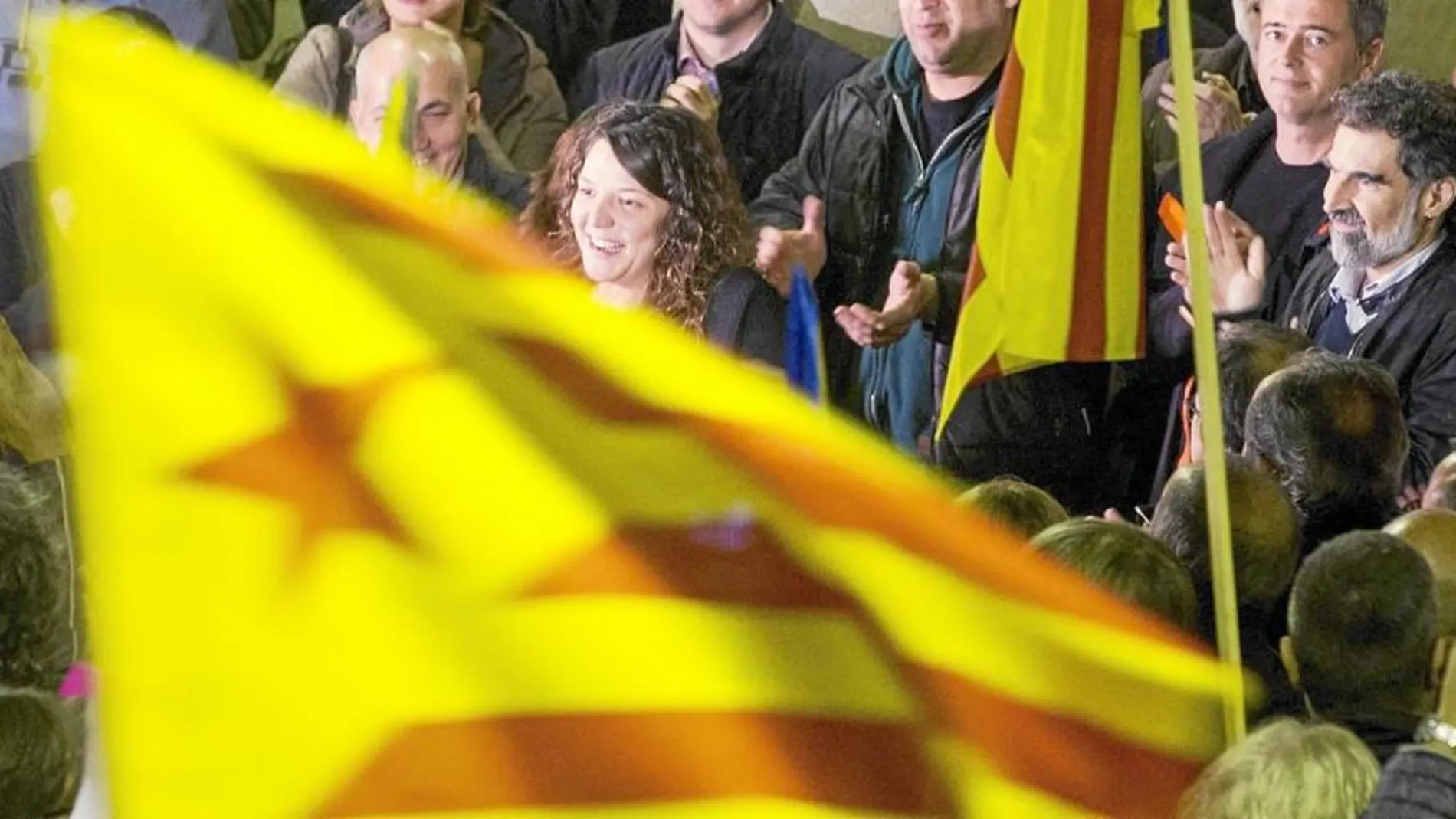 La alcaldesa de Berga, Montse Venturós, el viernes tras la declaración y en la manifestación para apoyarla